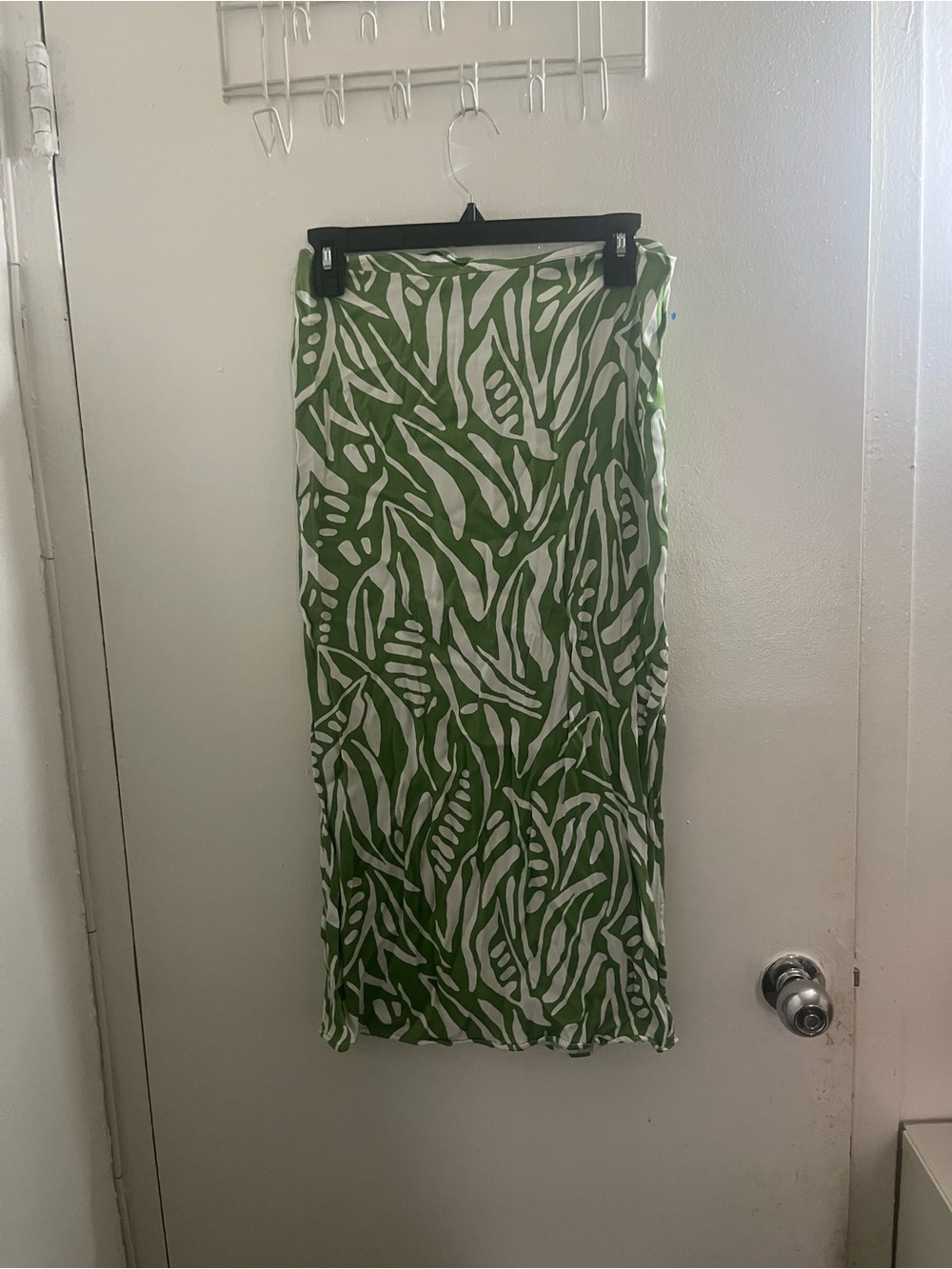 House of Harlow Green and White Leaf Print Maxi Skirt